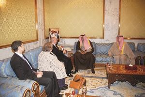 الشيخ صباح الخالد خلال لقائه ادوارد غنيم﻿