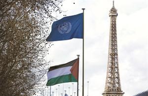 العلم الفلسطيني يرفرف للمرة الاولى بجوار علم اليونيسكو 	اپ﻿
