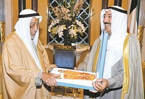 صاحب السمو الامير الشيخ صباح الاحمد يمنح العم يوسف الحجي وسام الكويت ذا الوشاح من الدرجة الاولى