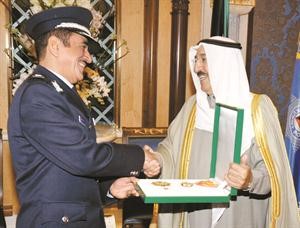 سمو الامير يمنح اللواء جاسم المنصوري وسام الكويت ذا الرصيعة من الدرجة الاولى﻿