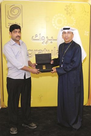 الفائز في السحب الرابع يتسلم جائزته
