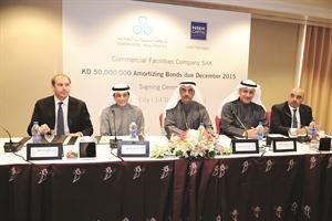 الحميضي والفليج يتوسطان المؤتمر الصحفي الخاص باصدار سندات التسهيلات قاسم باشا