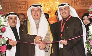 عبدالمحسن المطيري يقص شريط افتتاح المعرض المصاحب للمؤتمر
