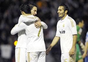 فرحة لاعبي ريال مدريد كريستيانو رونالدو وغونزالو هيغواين وحميد التينتوب بالفوز على بونفيرادينا 	افپ﻿