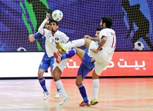 صراع على الكرة بين لاعبي الازرق وقطر﻿