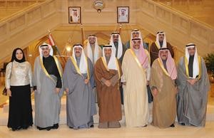 الشيخ جابر المبارك متوسطا اعضاء الحكومة الجديدة﻿