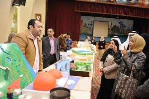 مريم الوتيد تتفقد معرض ابداعاتي في المناهج الجديدة بمدرسة فاطمة المسباح	قاسم باشا﻿