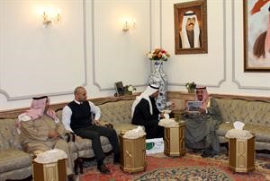 سمو الشيخ ناصرالمحمد مستقبلا رئيس مشروع كويتي وافتخر ضاري الوزان واعضاء الفريق﻿