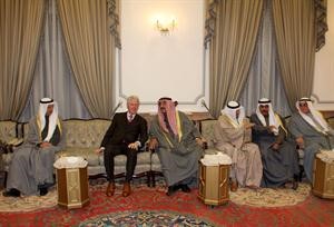 سمو الشيخ ناصر المحمد وبيل كلينتون خلال حفل الغداء الذي اقامه سموه على شرف كلينتون﻿
