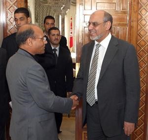 الرئيس التونسي مصافحا رئيس الحكومة المكلف امس 	رويترز﻿