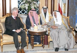 صاحب السمو الامير خلال لقائه الرئيس الاميركي الاسبق بل كلينتون﻿