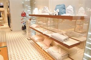 حقائب وملابس وجلديات وعطور وساعات من هرمس﻿