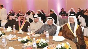 قيس الغانم يتوسط الشيخ صباح ناصر الصباح والشيخ علي اليوسف الصباح خلال الاحتفال﻿