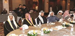 الشيخ فيصل سعود الصباح راعي الجائزة وجواد بوخمسين مع جانب من الحضور﻿