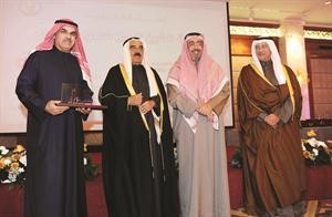 خالد بن سلامة متسلما جائزة الافنيوز من الشيخ فيصل سعود الصباح بحضور توفيق الجراح والشيخ صباح ناصر الصباح﻿
