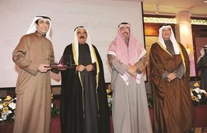 وعماد الثاقب متسلما جائزة بيتك﻿