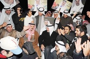 صالح عاشور متوسطا ذويه وانصاره امام مبنى امن الدولة بعد الافراج عنه﻿