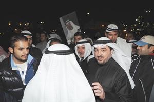 عاشور وشقيقه محمد وبعض الحضور﻿