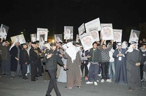 انصار عاشور يرفعون لافتات امام مبنى امن الدولة بحضور رجال الامن﻿