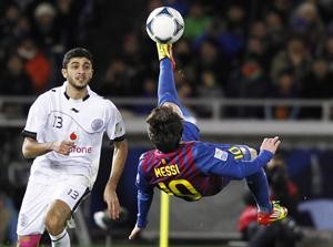 نجم برشلونة الارجنيتني ليونيل ميسي يلعب كرة خلفية افپ