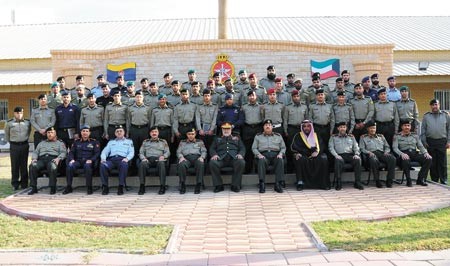 رئيس الاركان العامة الفريق الركن الشيخ احمد الخالد متوسطا الخريجين في لقطة تذكارية﻿