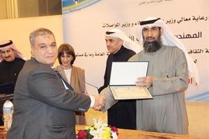 دمشعان العتيبي مكرما احد الفائزين﻿
