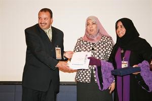 الوكيلة اللوغاني والحشاش تكرمان احد المشاركين