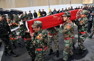 ﻿جنود من الجيش السوري يشيعون زميلا لهم سقط في مواجهات مع منشقين	افپ﻿