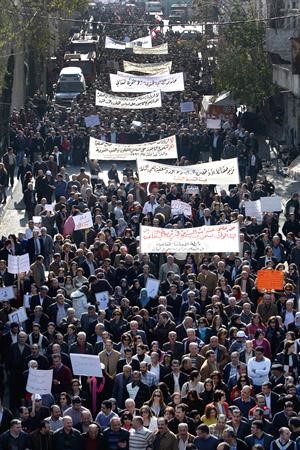 معلمو لبنان خلال تظاهرة مطلبية حاشدة في وسط بيروت التجاري امس محمود الطويل