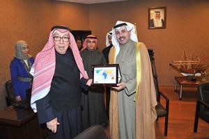 برجس البرجس مكرما الشيخ حمد جابر العلي﻿
