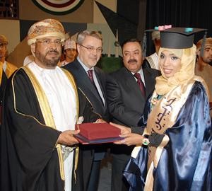 السفير الشيخ سالم المعشني مكرما احدى الخريجات﻿