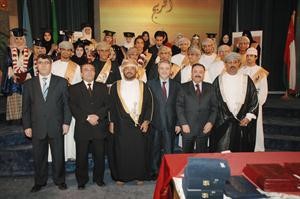 سفراء عمان والاردن والعراق يتوسطون الطلبة المكرمين﻿