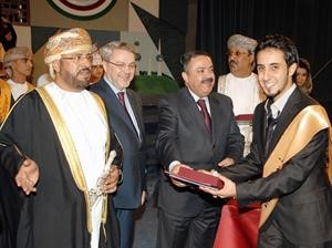 تكريم احد الخريجين﻿