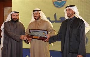 الحربش والعتيبي يكرمان احد المشاركين في الفريق