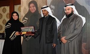 العتيبي يقدم درعا تذكارية لعضوة في فريق انجاز الكادر 