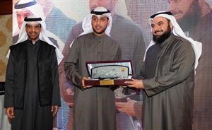 جانب من تكريم احد المشاركين في تحقيق انجاز الكادر