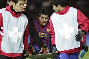 مهاجم برشلونة دافيد فيا لحظة خروجه من الملعب للاصابة افپ