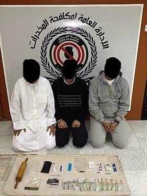 المتهمون الثلاثة وامامهم المضبوطات