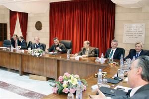 البطريرك الماروني بشارة الراعي متوسطا الزعماء الموارنة الاربعة خلال لقاء موسع في بكركي امس	محمود الطويل﻿