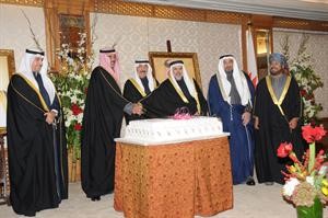الشيخ جابر العبدالله والشيخ صباح الخالد يشاركان السفير البحريني قطع كعكة الحفل بحضور السفير العماني
