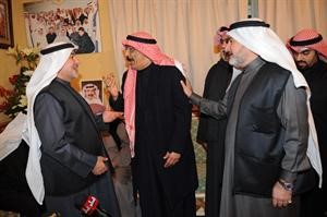فؤاد الشطي مع بعض الحضور يباركون لعاشور﻿