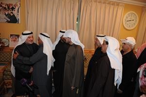صالح عاشور مستقبلا المهنئين بديوانه﻿
