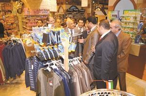 ﻿ ومتفقدا المنتجات المصرية المتنوعة في سوق جي مارت 	كرم ذياب﻿