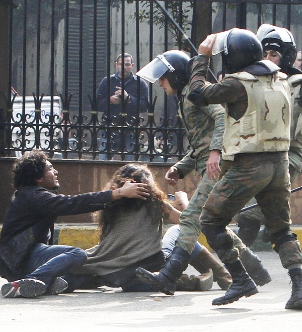 الشرطة العسكرية تضرب متظاهرا ومتظاهرة خلال المواجهات امام مقر الحكومة افپ
