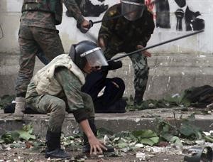 ﻿الشرطة العسكرية تضرب محتجة منتقبة خلال مواجهات امس ﻿