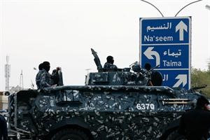 مدرعة تابعة للقوات الخاصة تغلق الطريق الرئيسي المؤدي الى تيماء