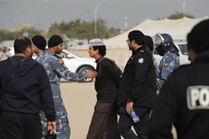 رجال الامن يقتادون احد المشاركين بالمظاهرة محمد ماهر