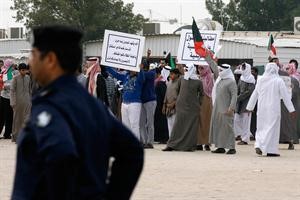 جانب من المظاهرة قبل ان يفرقها رجال القوات الخاصة