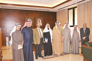 ﻿الشيخ حمد جابر العلي مع بعض اعضاء لجنة الجائزة﻿