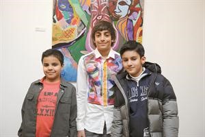 الحميدان مع اثنين من زوار المعرض
